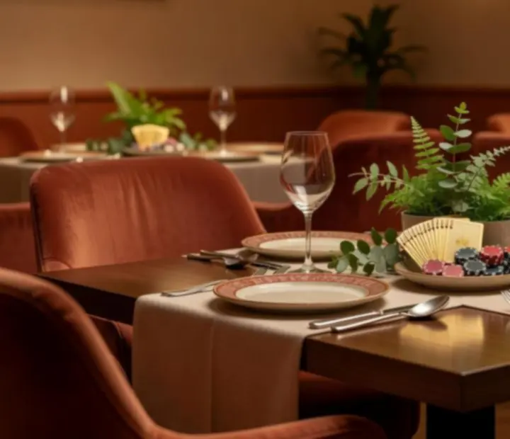 Detail světlého sezení v restauraci Komorní Večer se subtilním stolováním